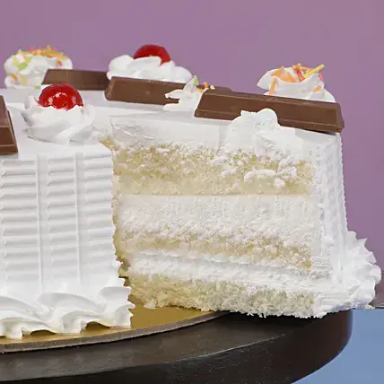 KitKat Vanilla Cake