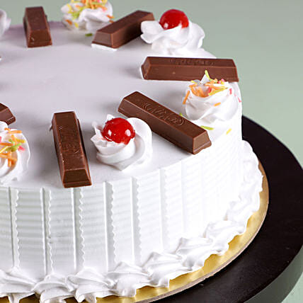 KitKat Vanilla Cake