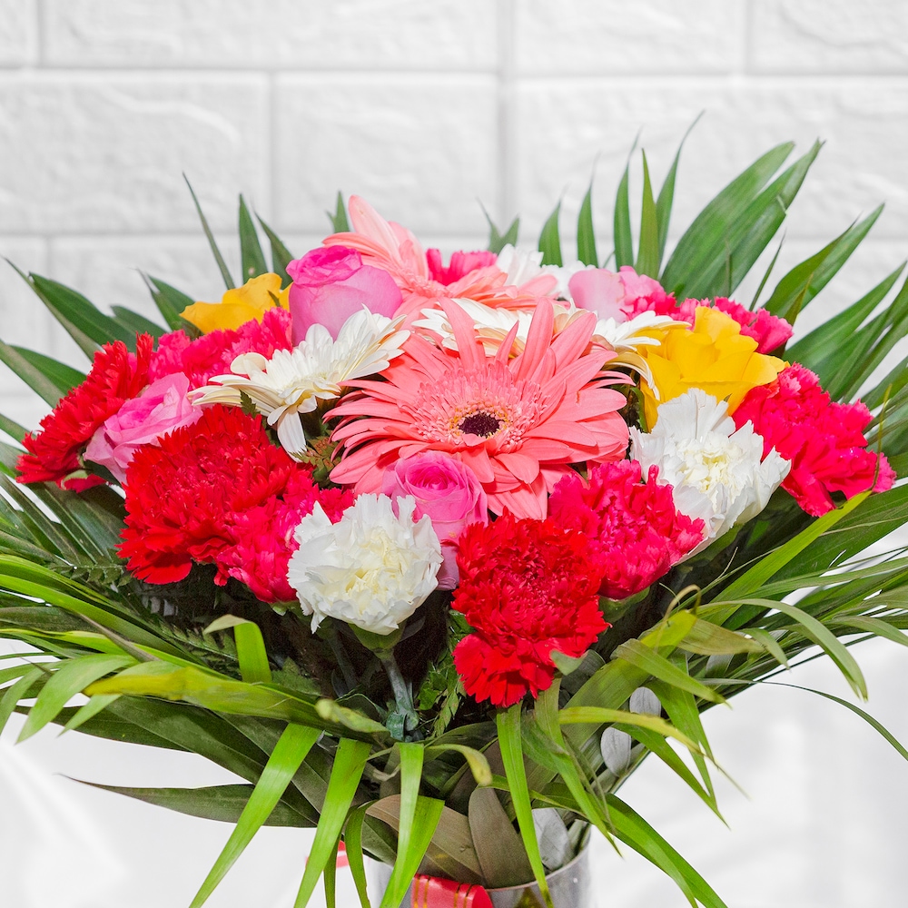 Mix Infatuation Roses In Cylindrical Vase