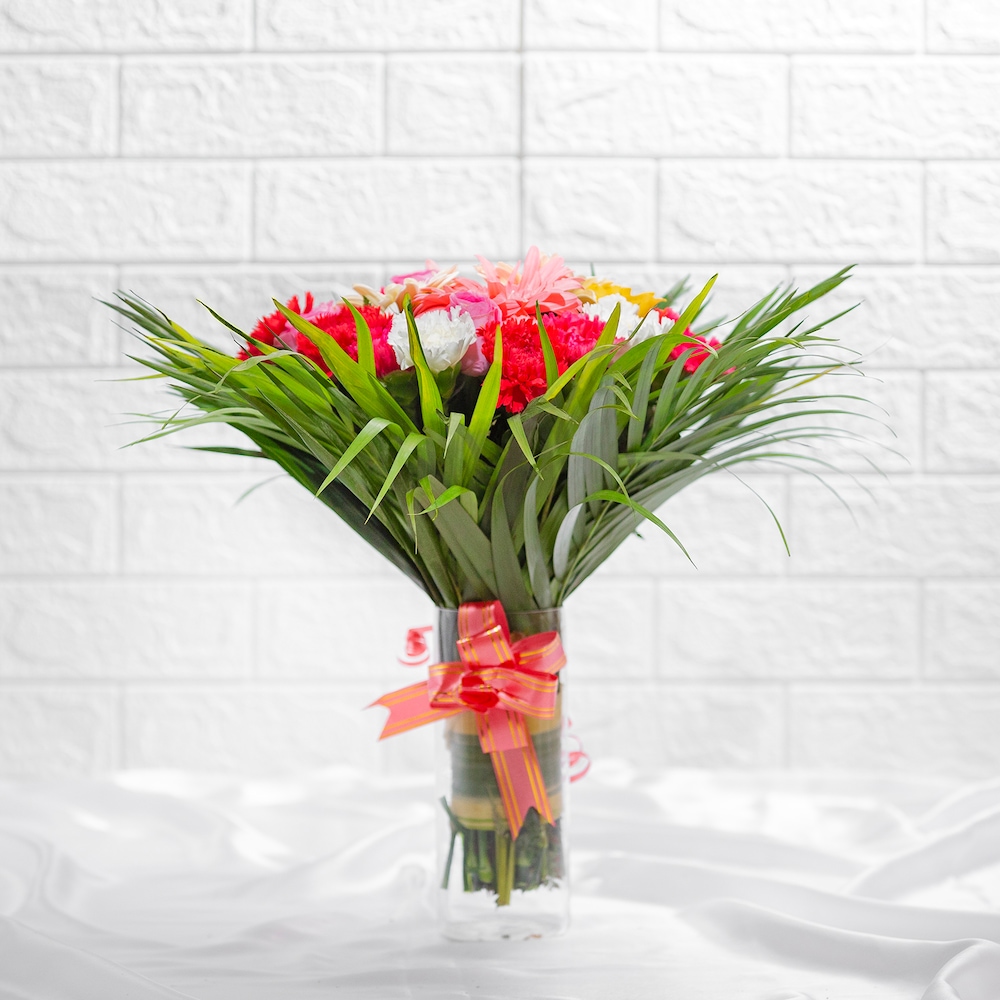 Mix Infatuation Roses In Cylindrical Vase