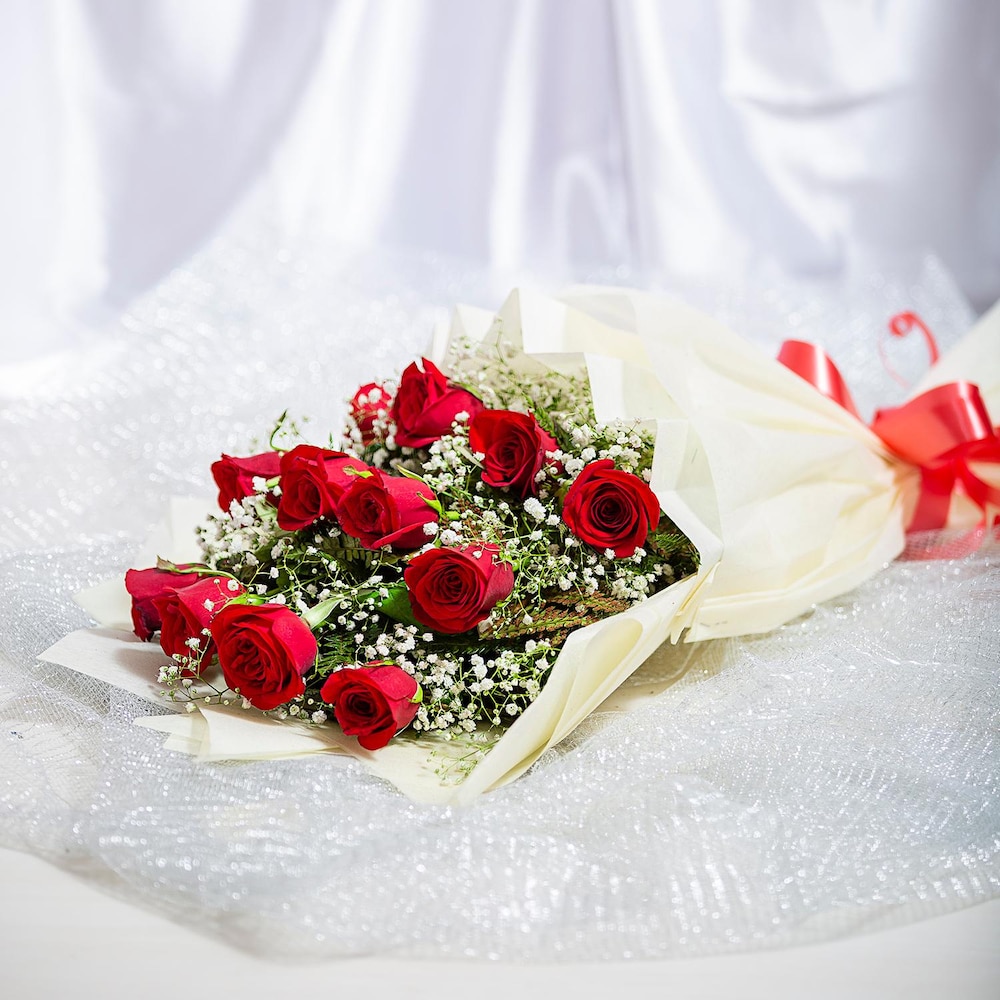 Classic Aura 12 Red Roses Bouquet