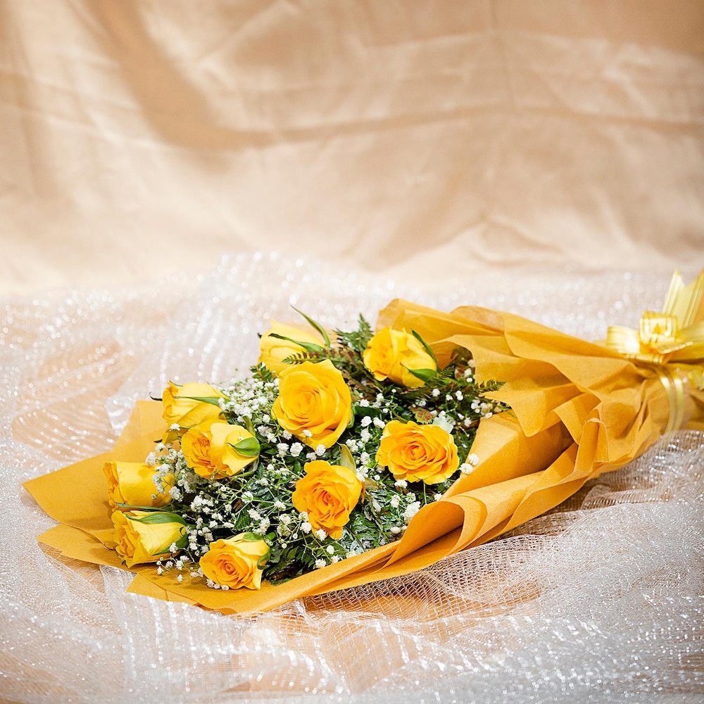 Splendid 10 Yellow Roses Bouquet