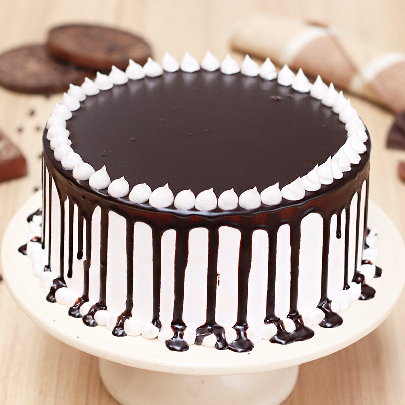 Choco Dripping Snowy Cake